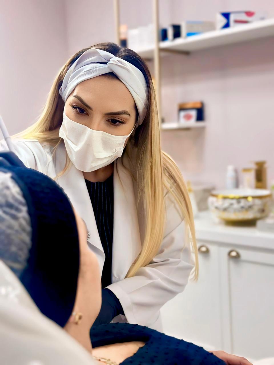 Dra. Hemilin Aguirre em atendimento facial com uma paciente