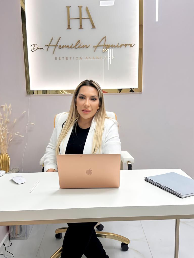 Dra. Hemilin Aguirre à mesa do consultório da HA Estética Avançada