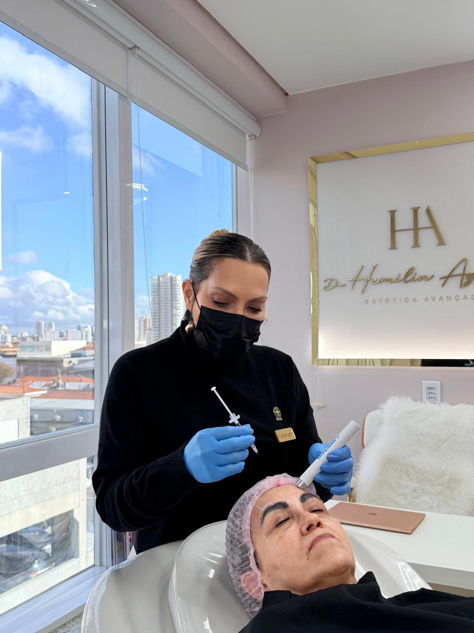 Atendimento facial em sala da HA Estética Avançada